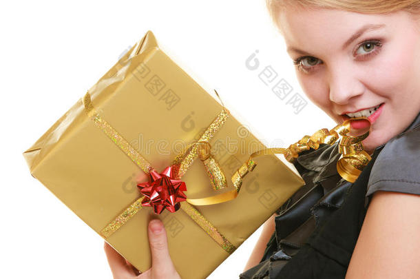 节日爱幸福概念-女孩带礼盒