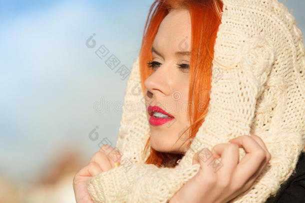 美女红发女户外保暖衣