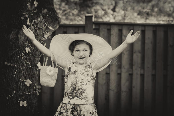 女孩戴着一顶大太阳帽举起手-复古风