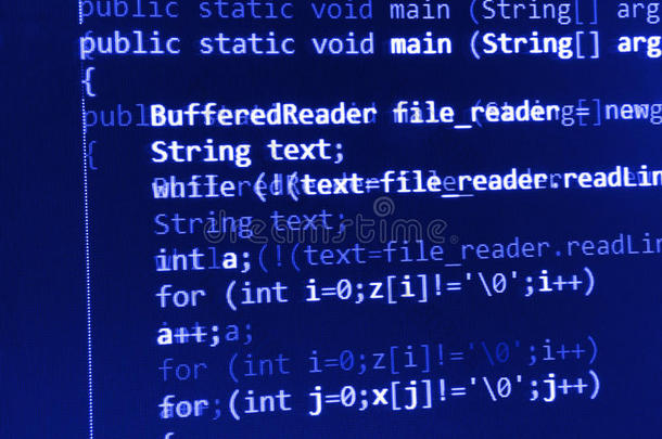 软件开发人员的编程代码抽象屏幕。