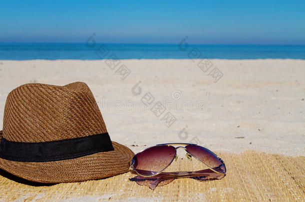 沙滩上的夏日时尚帽子和太阳镜