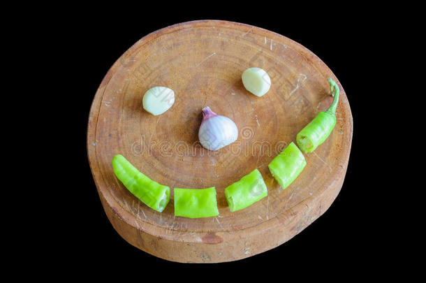 蔬菜和砧板做成的笑脸