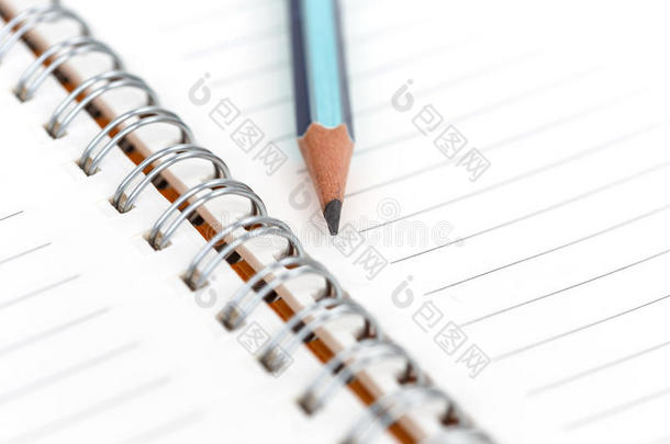 空白的笔记本和铅笔作为文本或背景