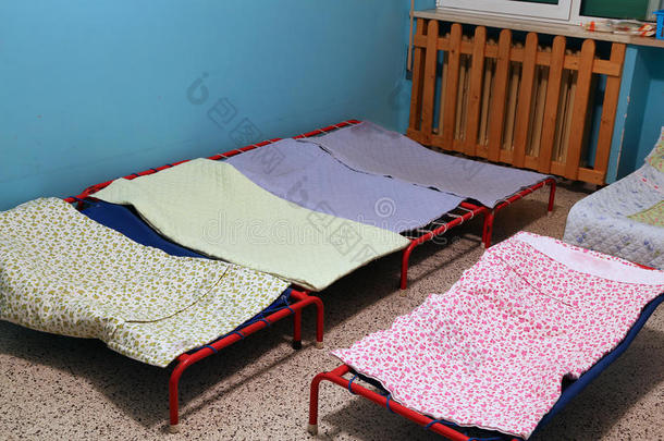学前班有小床的儿童宿舍