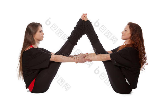 两个<strong>女孩</strong>在<strong>练瑜伽</strong>