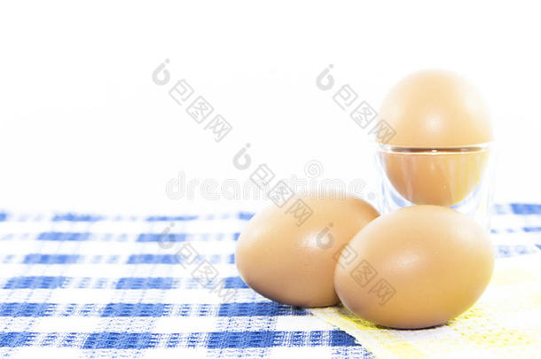 鸡蛋放在<strong>桌垫</strong>和玻璃杯上