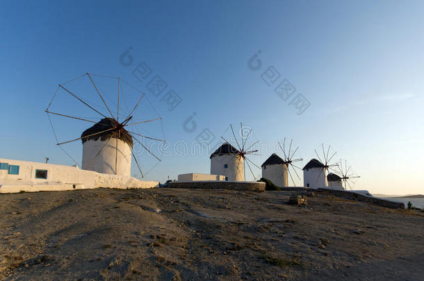 米科诺斯岛上的白色风车日落，米科诺斯岛上的白色风车日落，基克拉迪斯