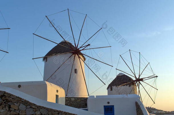 米科诺斯岛上的白色风车日落，米科诺斯岛上的白色风车日落，基克拉迪斯