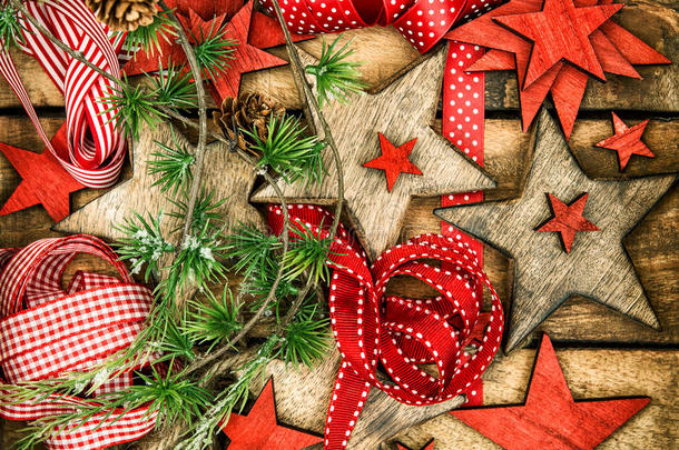 圣诞装饰品木制星星和红色丝带包装礼物