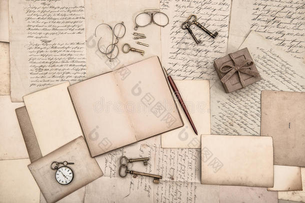 古董饰品，翻开的书和旧的手写信件