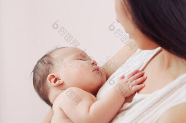 新生儿与母亲的柔美形象