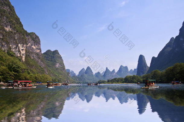 桂林与阳朔之间漓江上的竹筏
