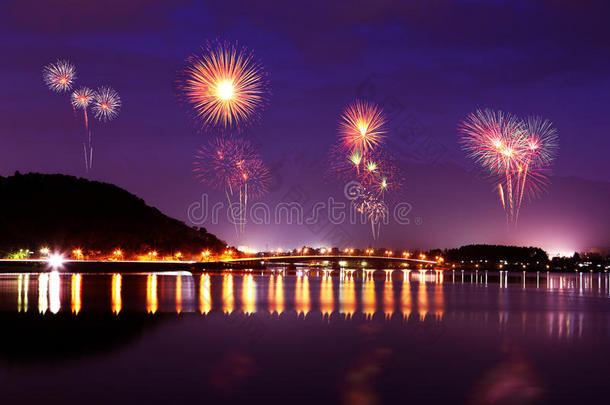 夜幕下川崎湖上空燃放烟花