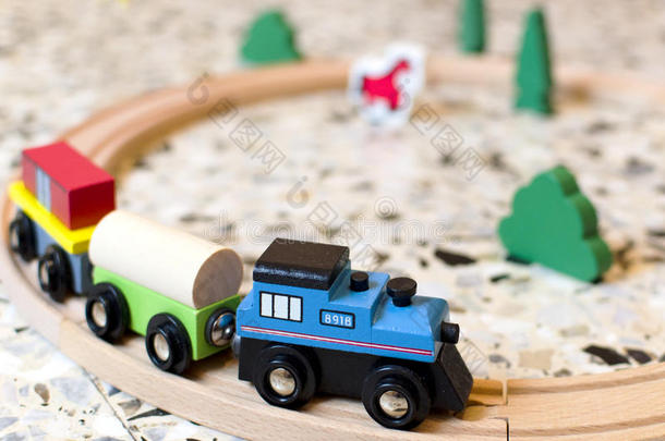 铁轨上的儿童木火车