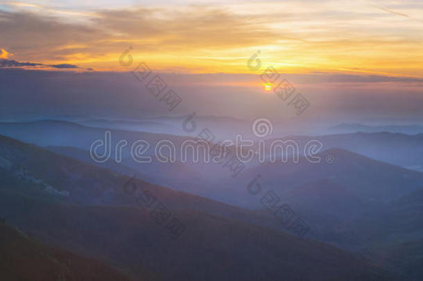 喀尔巴阡山脉的黎明。（大全景）
