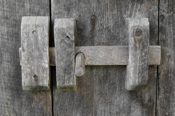 旧的木制门闩。