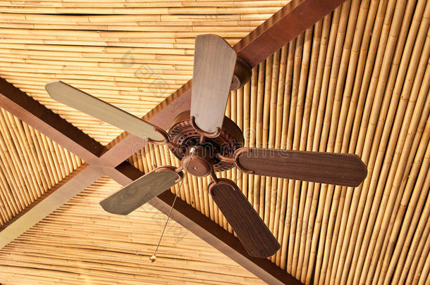 竹天花板上的木制吊扇