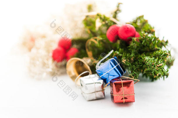 圣诞背景，红色装饰品，礼品盒，浆果