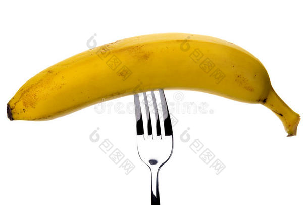 香蕉<strong>撞击</strong>在白色背景上的叉子上