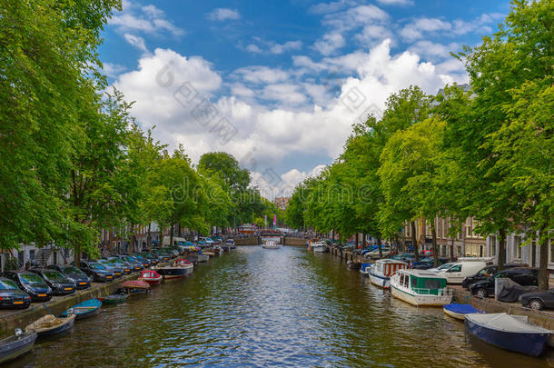 阿姆斯特丹运河与船的城市景观，荷兰荷兰荷兰。