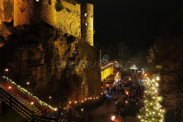 中世纪城堡夜间圣诞集市历史事件