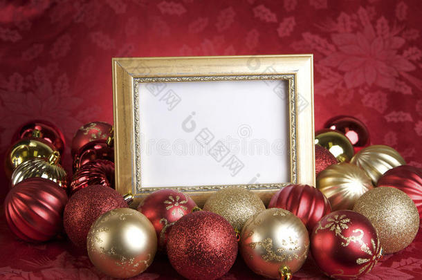 空的金色框架，红色背景上有圣诞装饰品