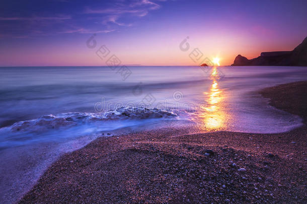 夕阳下宁静的南多塞特海滩和大海