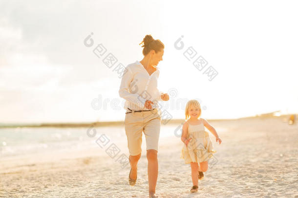 妈妈和<strong>小女孩</strong>在沙滩上<strong>奔跑</strong>