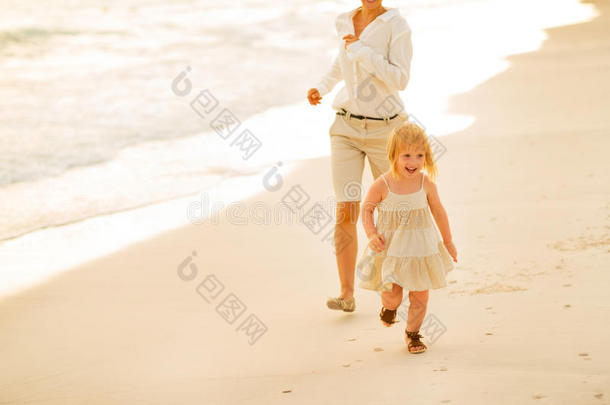 妈妈和<strong>小女孩</strong>在沙滩上<strong>奔跑</strong>