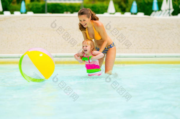 妈妈和宝宝在游<strong>泳池</strong>里玩<strong>沙滩</strong>球