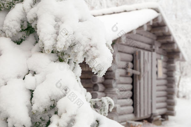 小屋背景上白雪皑皑的冷杉树枝