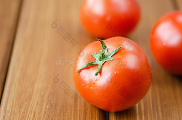新鲜的<strong>红番茄</strong>放在木桌上