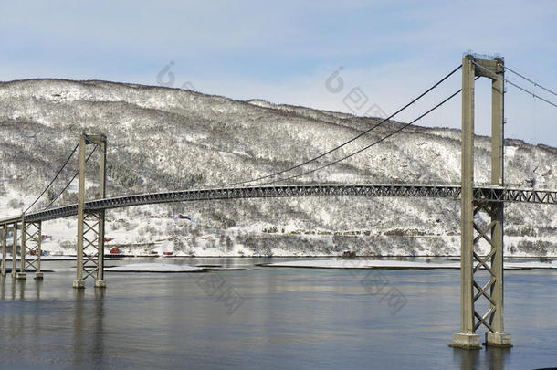 挪威特罗姆斯县，特耶尔松德悬索公路桥，冬季<strong>跨越</strong>特耶尔德森德海峡。