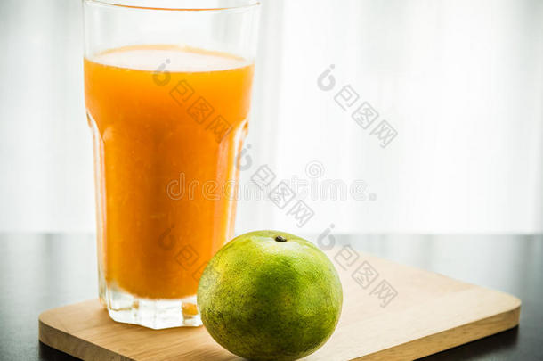 一杯鲜榨橙汁配橙汁
