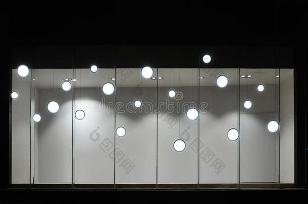 空的商店橱窗里有led灯泡，商店橱窗用的led灯，商业装饰