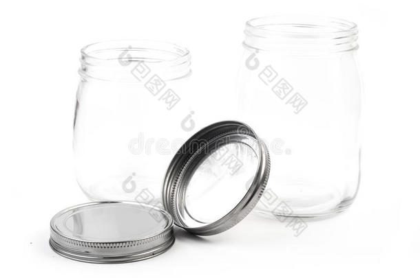 白色背景的空玻璃罐