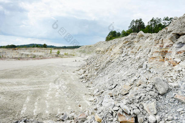 石灰岩采石场的沉积岩