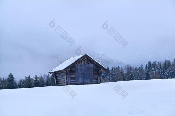 阿尔卑斯山雪原上的旧木屋