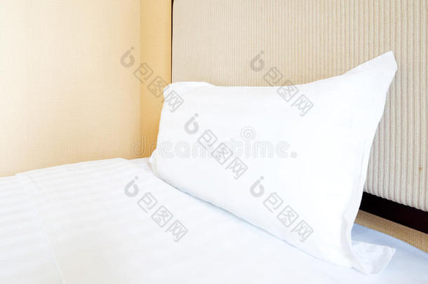 白色枕头放在床上很舒服