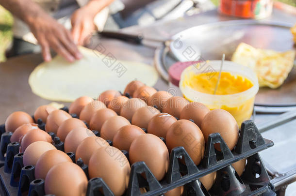 鸡蛋和黄油，用来烹调酥脆的扁平面包或圆面包