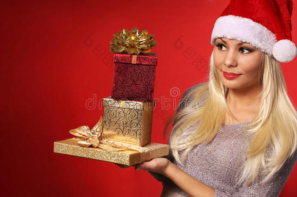 圣诞女孩，<strong>红色背景</strong>上有<strong>礼品</strong>盒。圣诞节
