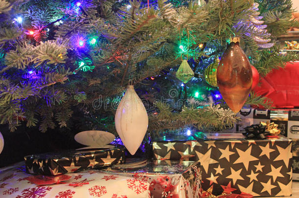 装饰圣诞树的特写镜头