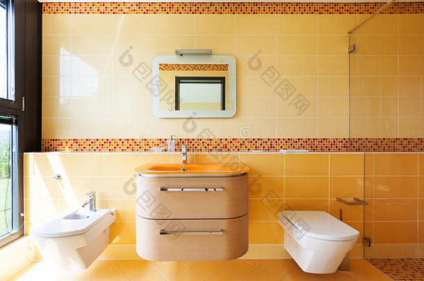 漂亮的橙色浴室