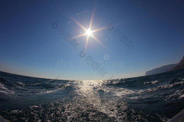 旅行背景-海洋和太阳