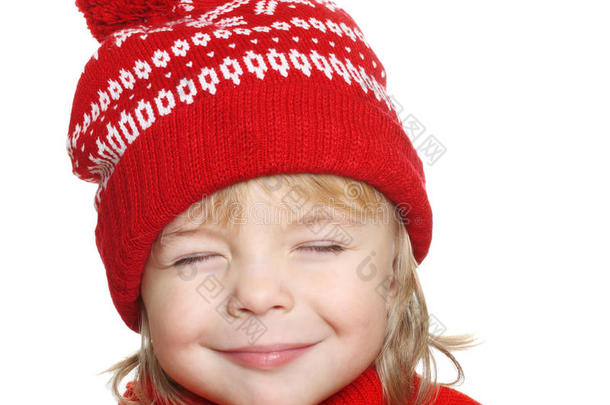 戴着红帽子和毛衣的快乐小男孩