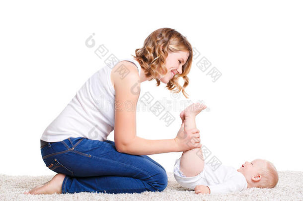 妈妈和<strong>宝宝</strong>在地板上做<strong>运动</strong>。