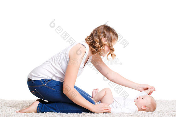 妈妈和<strong>宝宝</strong>在地板上做<strong>运动</strong>。