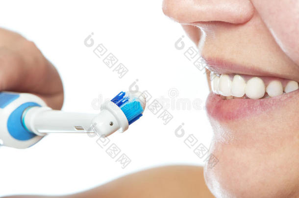 快乐女人用牙膏刷牙电动牙刷