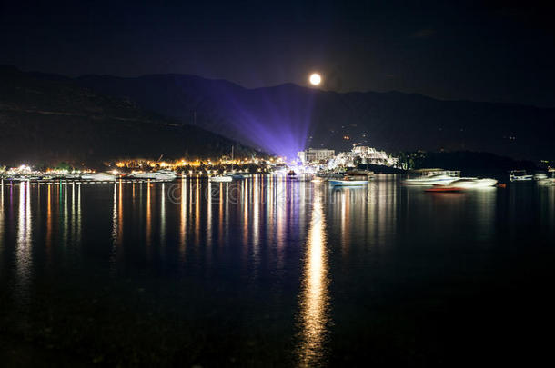夜色中月光照耀着海滨城市的景色
