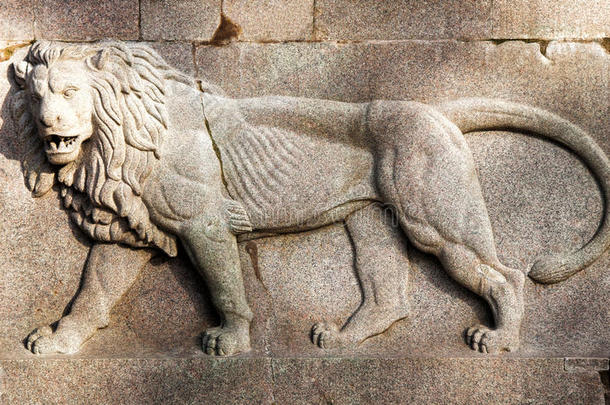 狮子在石灰华石上浮雕。加里波第马术纪念碑。罗马，意大利